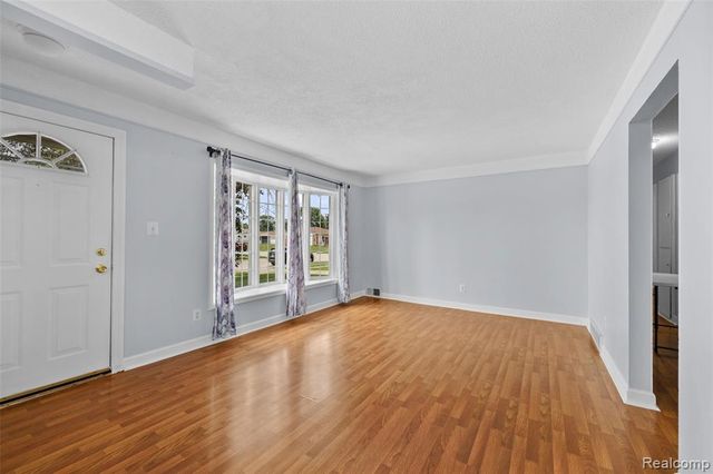 140 Hubbard Street, Garden City, MI 48135