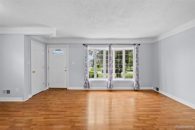 140 Hubbard Street, Garden City, MI 48135