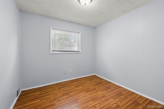 140 Hubbard Street, Garden City, MI 48135