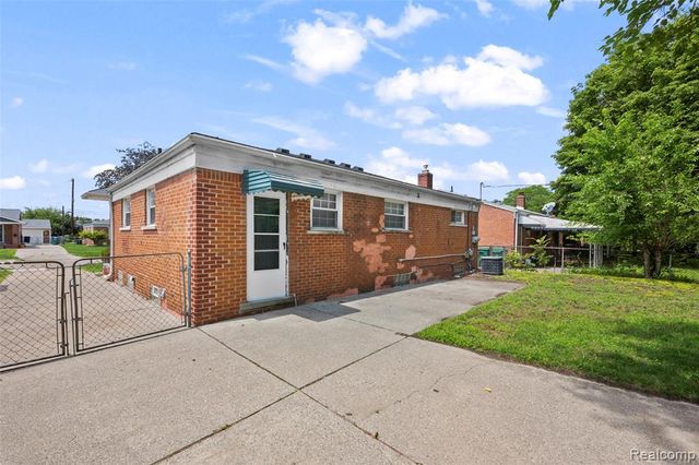 140 Hubbard Street, Garden City, MI 48135