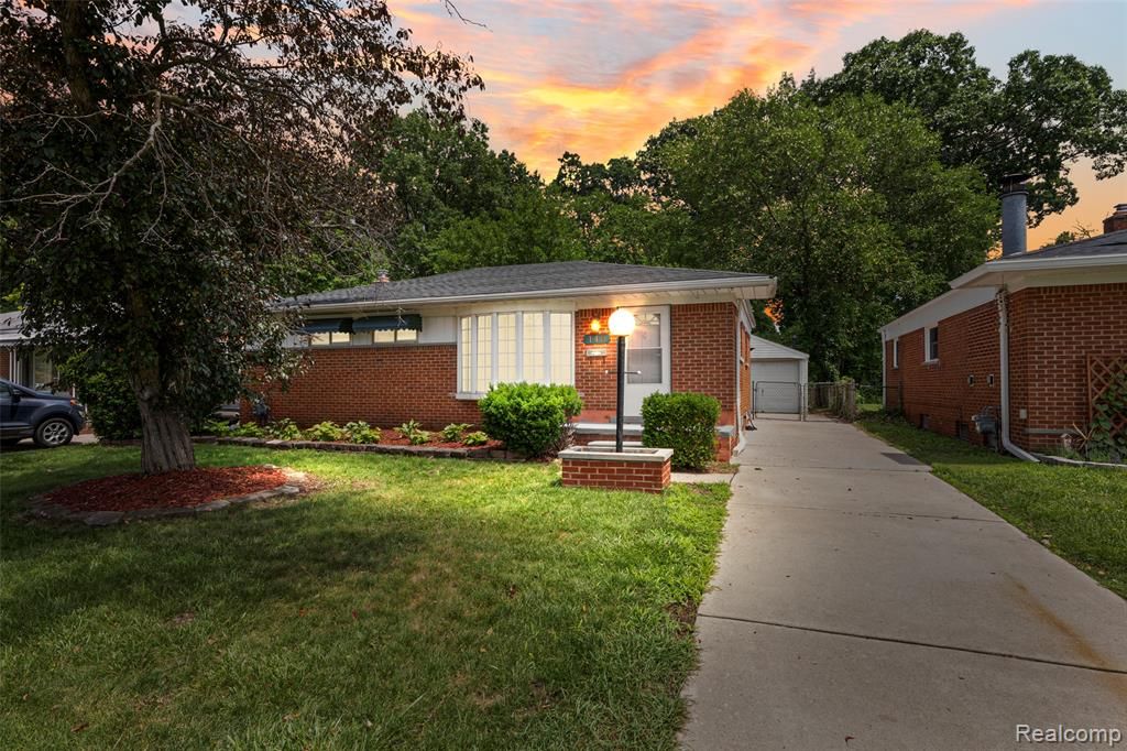 140 Hubbard Street, Garden City, MI 48135