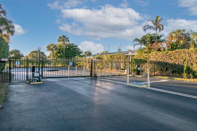 890 N Federal Highway 205, Lantana, FL 33462