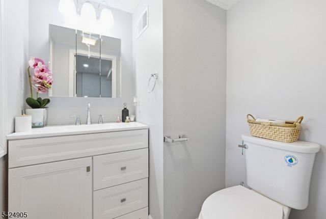 23 Roosevelt Trl, Hopatcong Boro, NJ 07843