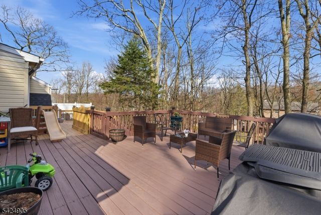 23 Roosevelt Trl, Hopatcong Boro, NJ 07843