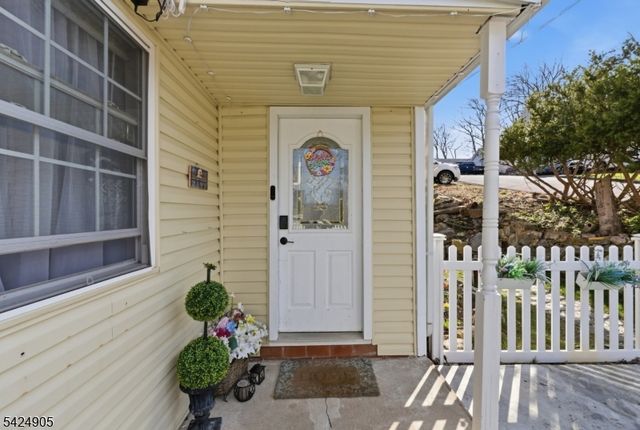 23 Roosevelt Trl, Hopatcong Boro, NJ 07843