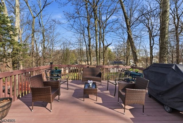 23 Roosevelt Trl, Hopatcong Boro, NJ 07843