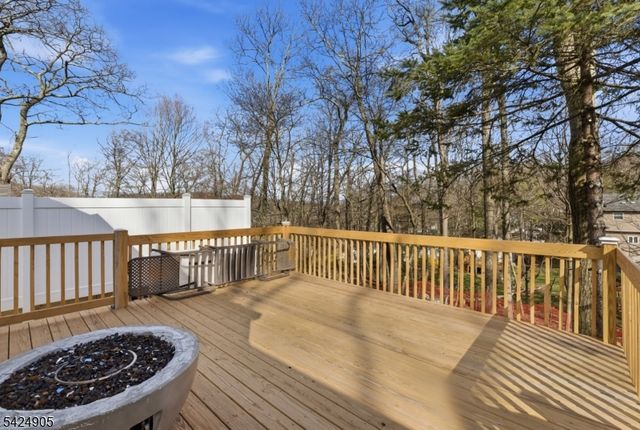 23 Roosevelt Trl, Hopatcong Boro, NJ 07843