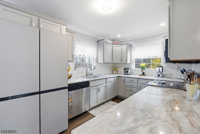 23 Roosevelt Trl, Hopatcong Boro, NJ 07843