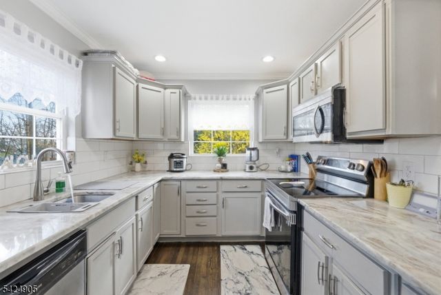 23 Roosevelt Trl, Hopatcong Boro, NJ 07843