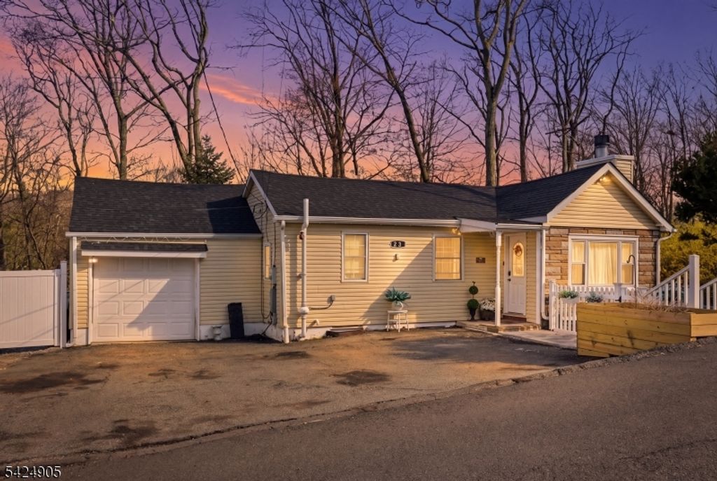 23 Roosevelt Trl, Hopatcong Boro, NJ 07843