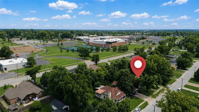 1400 S 4th Street, Rogers, AR 72756