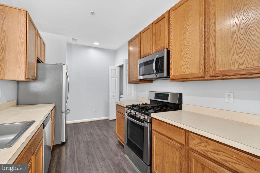 Image 6 of property listing at 9645 DEVEDENTE DR #204, Owings Mills, MD 21117