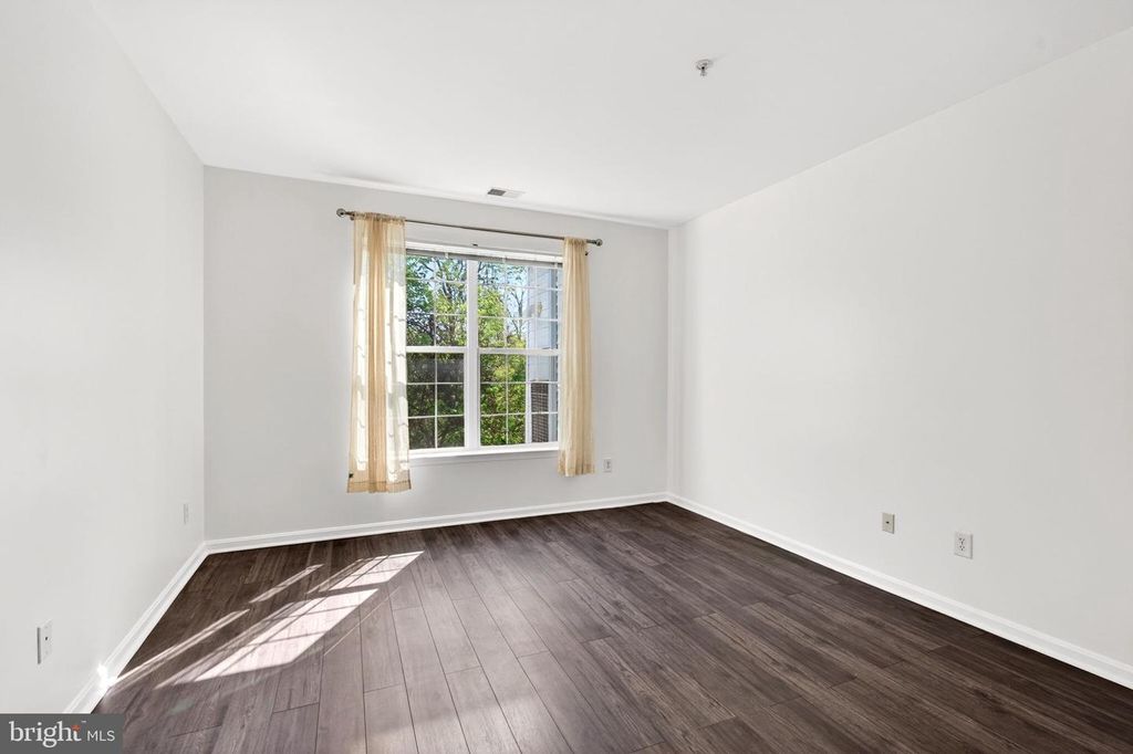 Image 9 of property listing at 9645 DEVEDENTE DR #204, Owings Mills, MD 21117