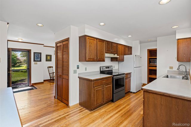 760 Waterbury Road, Highland Charter Township, MI 48356