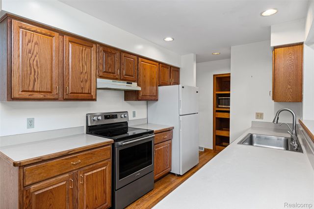 760 Waterbury Road, Highland Charter Township, MI 48356