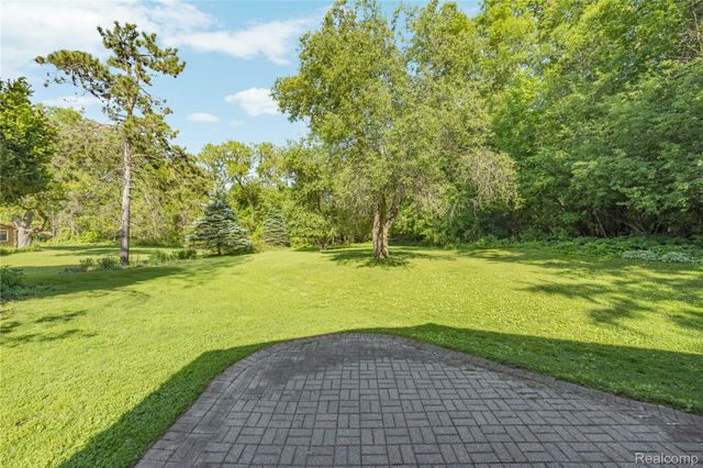 760 Waterbury Road, Highland Charter Township, MI 48356