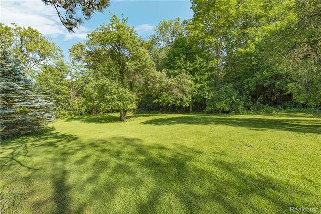 760 Waterbury Road, Highland Charter Township, MI 48356