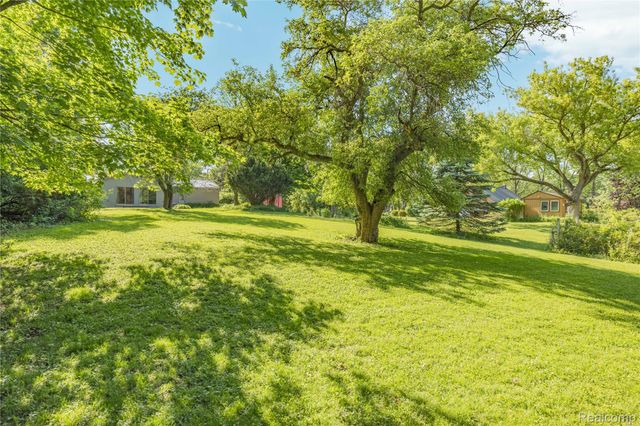 760 Waterbury Road, Highland Charter Township, MI 48356
