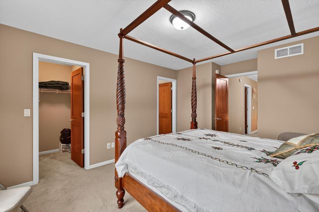10741 Hawthorn Trail, Woodbury, MN 55129