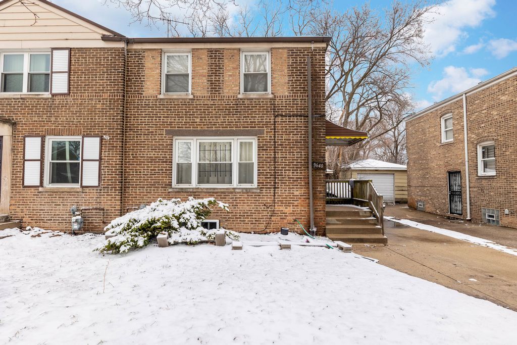 9640 S Hoxie Avenue, Chicago, IL 60617