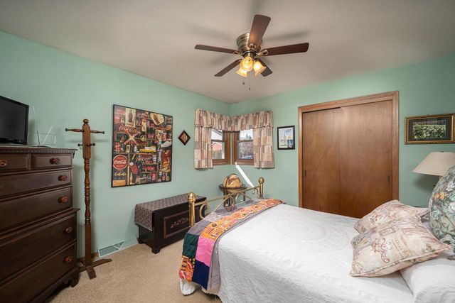 6968 W Tesch AVENUE, Milwaukee, WI 53220