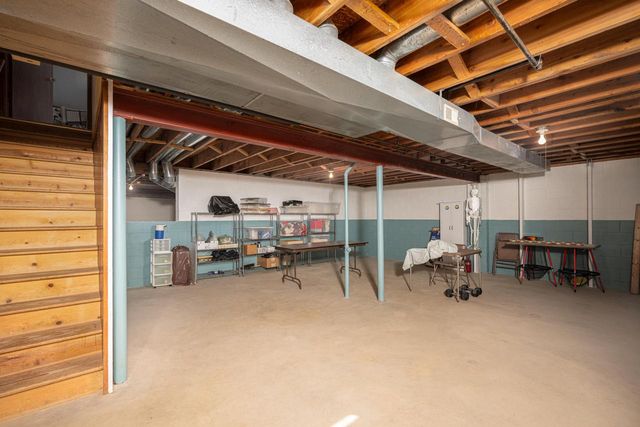 6968 W Tesch AVENUE, Milwaukee, WI 53220