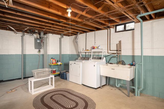 6968 W Tesch AVENUE, Milwaukee, WI 53220