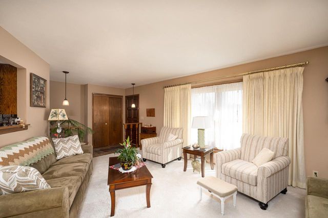 6968 W Tesch AVENUE, Milwaukee, WI 53220