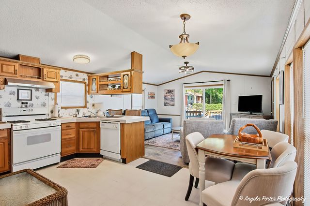 240 Whitney Road 13, Lake Zurich, IL 60047