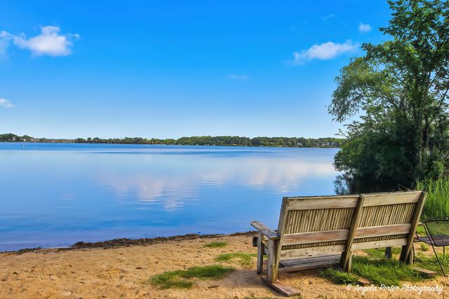 240 Whitney Road 13, Lake Zurich, IL 60047