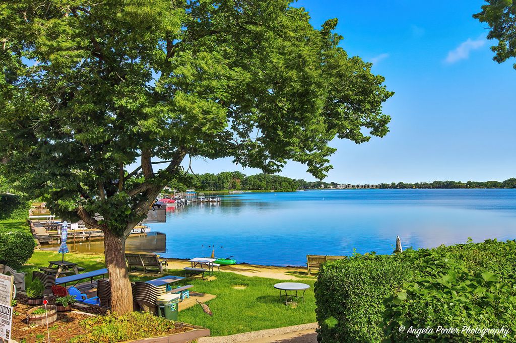 240 Whitney Road 13, Lake Zurich, IL 60047