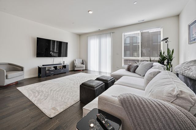 2317 Alumni Drive, Schaumburg, IL 60173