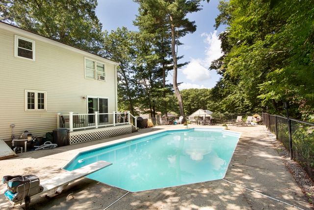 14 Wasilla Dr, Leicester, MA 01542