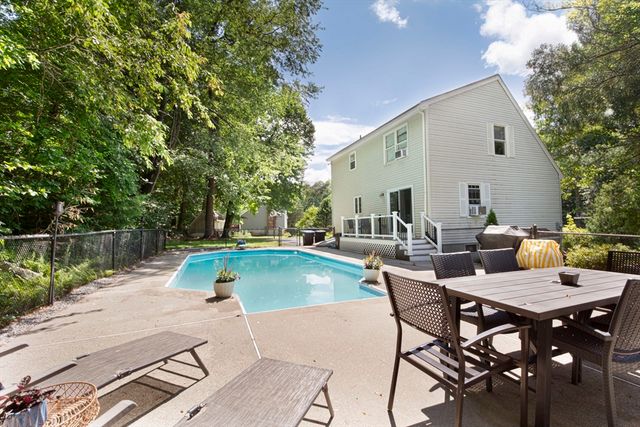 14 Wasilla Dr, Leicester, MA 01542