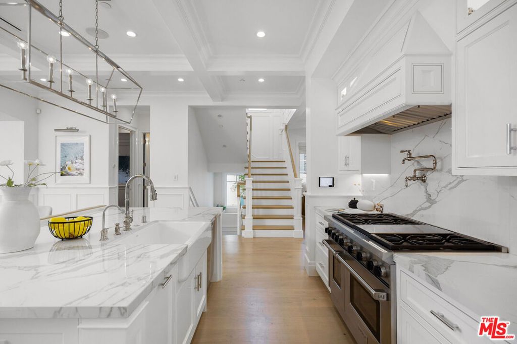 Image 10 of property listing at 6227 W 5th Street, Los Angeles, CA 90048