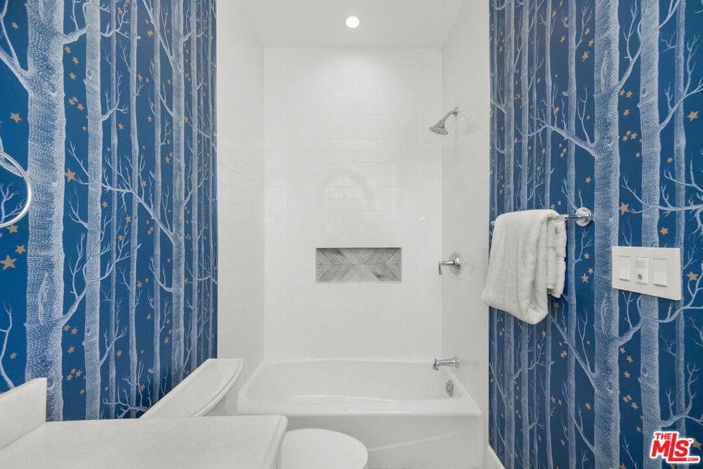 Image 24 of property listing at 6227 W 5th Street, Los Angeles, CA 90048