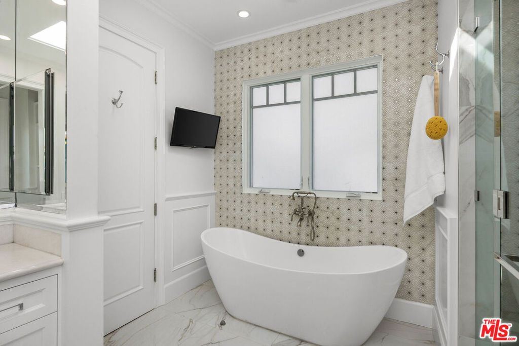 Image 36 of property listing at 6227 W 5th Street, Los Angeles, CA 90048