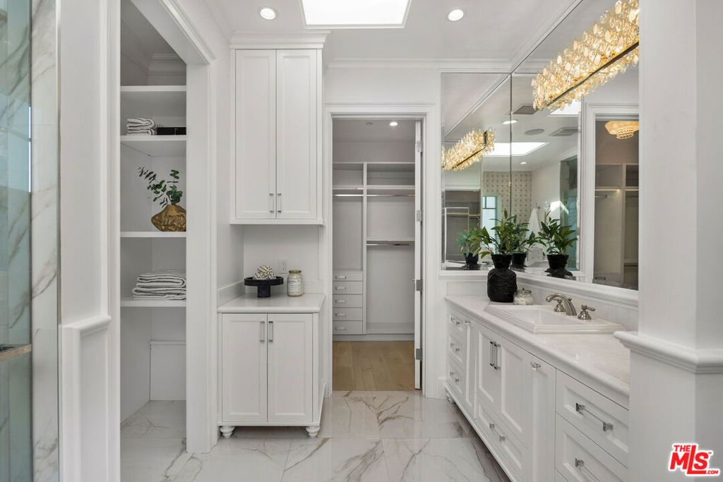 Image 37 of property listing at 6227 W 5th Street, Los Angeles, CA 90048