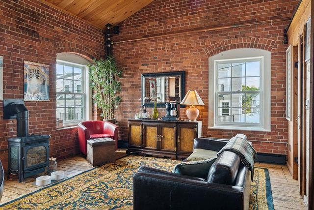 26 Howland St, Plymouth, MA 02360