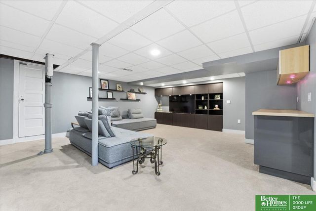 4677 Mayberry Street, Omaha, NE 68106