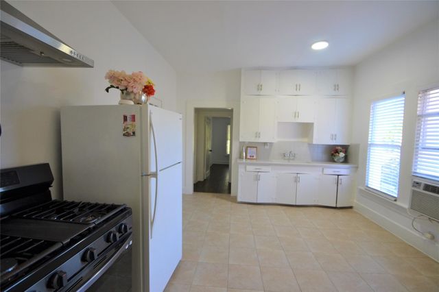 1517 Bonnie Brae Street 4, Houston, TX 77006