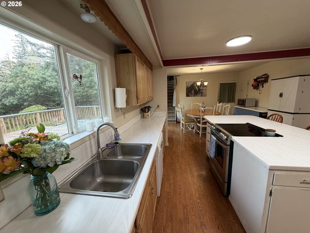 92738 KNAPP Rd, Port Orford, OR 97465