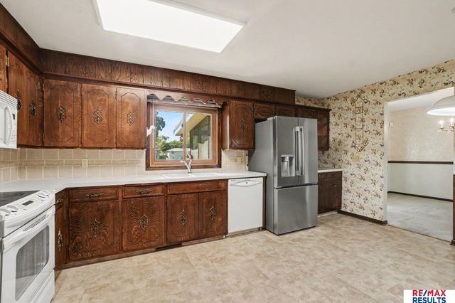 6244 Ponderosa Drive, Omaha, NE 68137