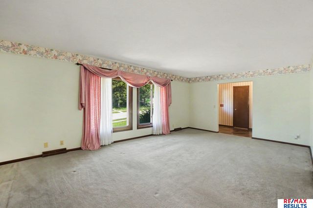 6244 Ponderosa Drive, Omaha, NE 68137