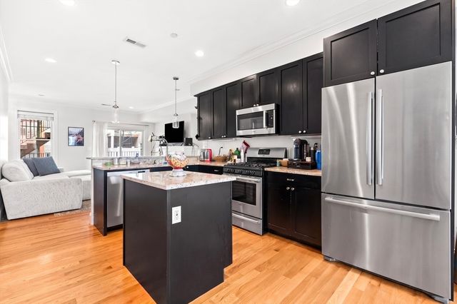 180 Gold St 3, Boston, MA 02127