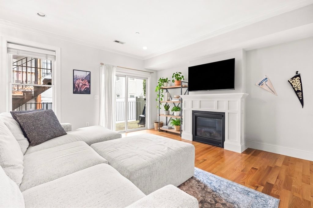 180 Gold St 3, Boston, MA 02127