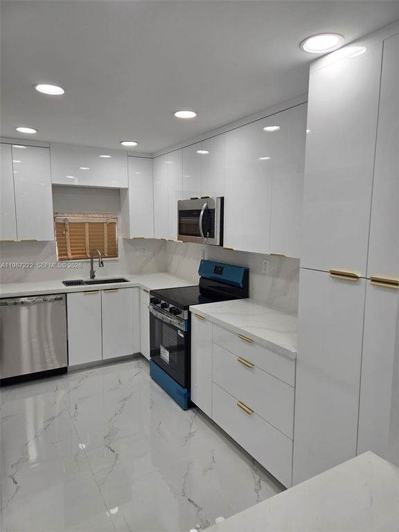 700 S Hollybrook Dr 207, Pembroke Pines, FL 33025