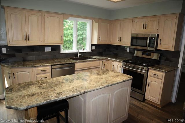 5435 S Sycamore Drive, Burton, MI 48509