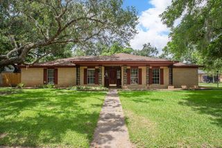 205 Nasturtium Street, Lake Jackson, TX 77566