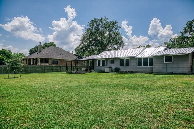 601 South Masonic Street, Bellville, TX 77418